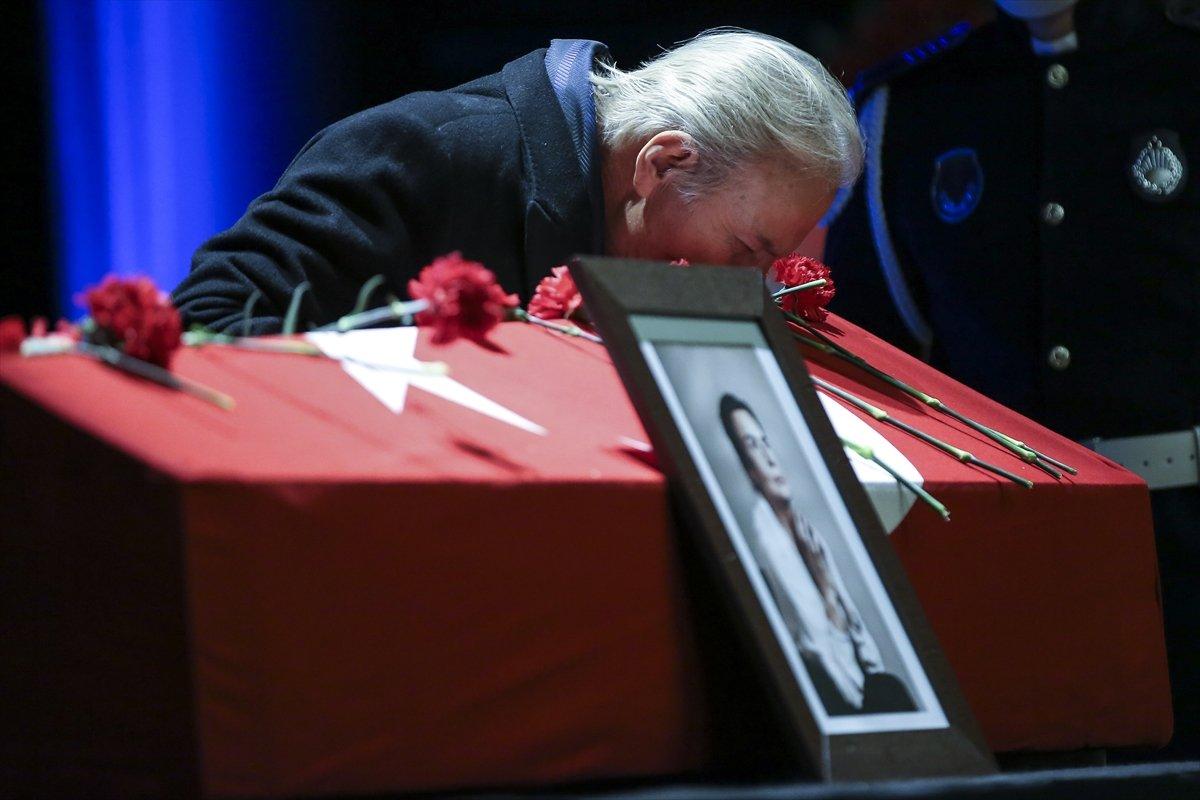 Usta oyuncu Fatma Girik'e veda