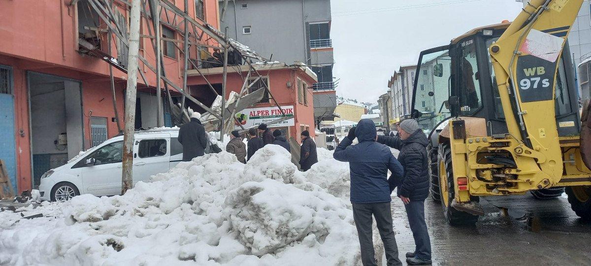 Zonguldak’ta sundurmalar, araçların üzerine düştü