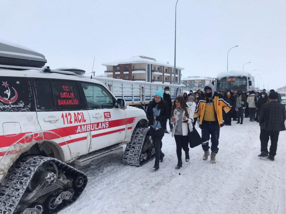 Aksaray'da öğrenciler paletli ambulansla sınava yetiştirildi