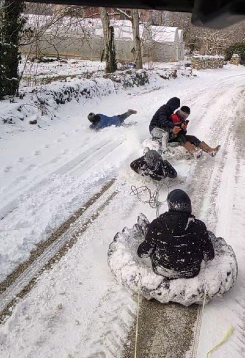 Burdurlu gençlerin traktör arkasında kar keyifi