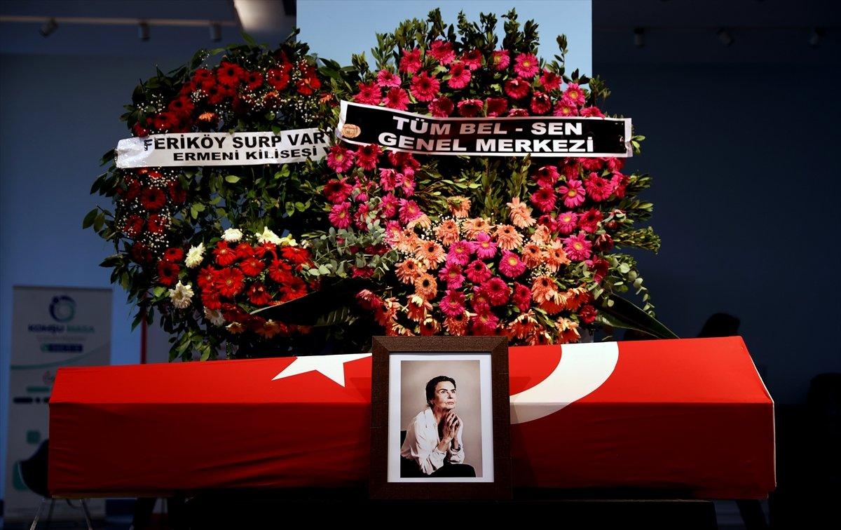 Usta oyuncu Fatma Girik'e veda