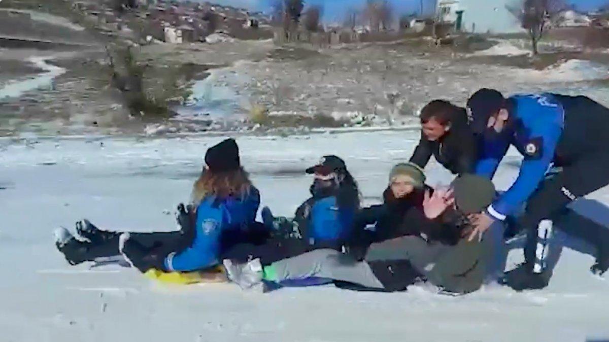 Uşak'ta polis, çocuklarla birlikte poşetle kaydı