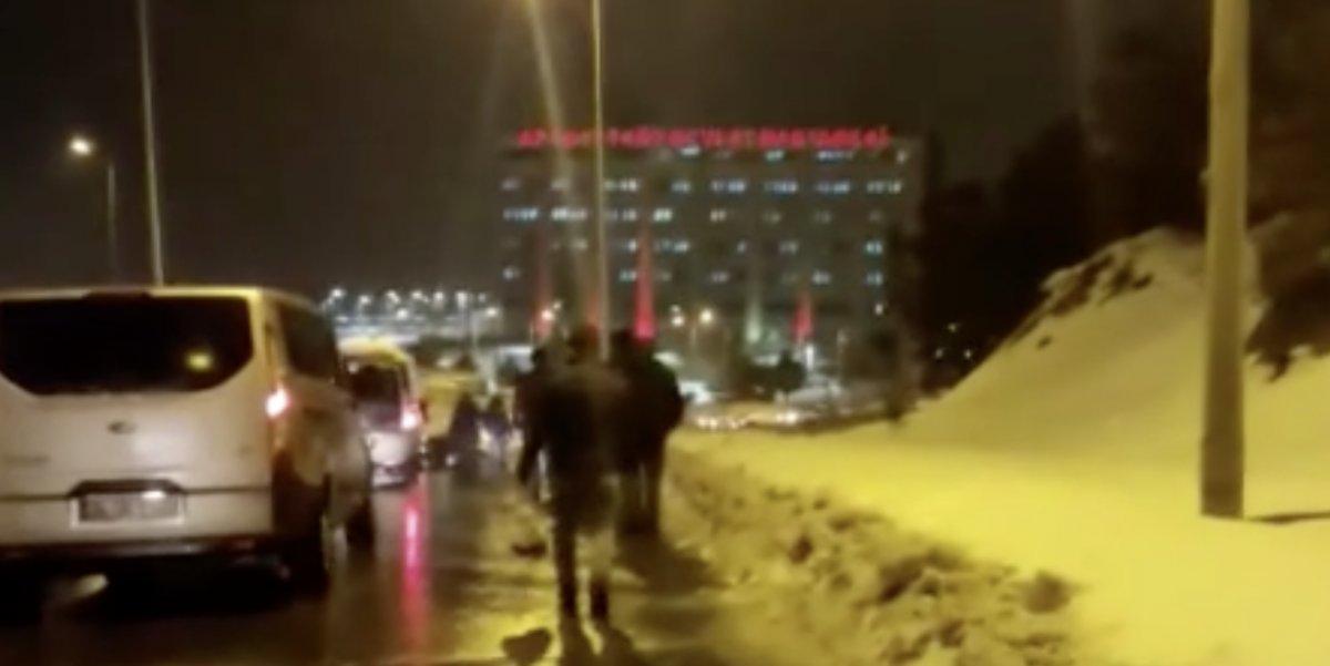 İstanbul'da otoyolda indirilen yolculardan İETT şoförüne tepki