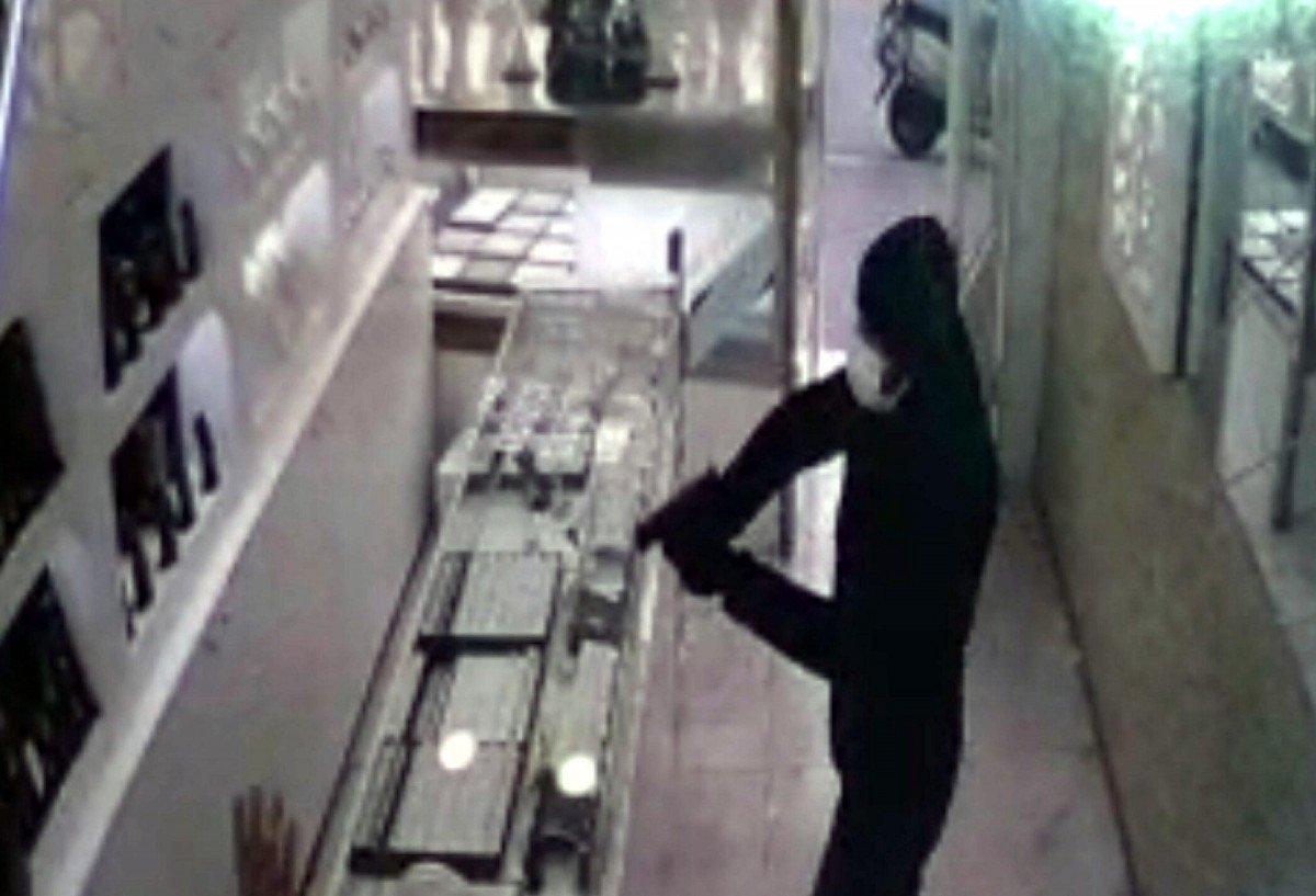 İzmir’de, kripto para piyasasında kaybedince kuyumcuyu soydu