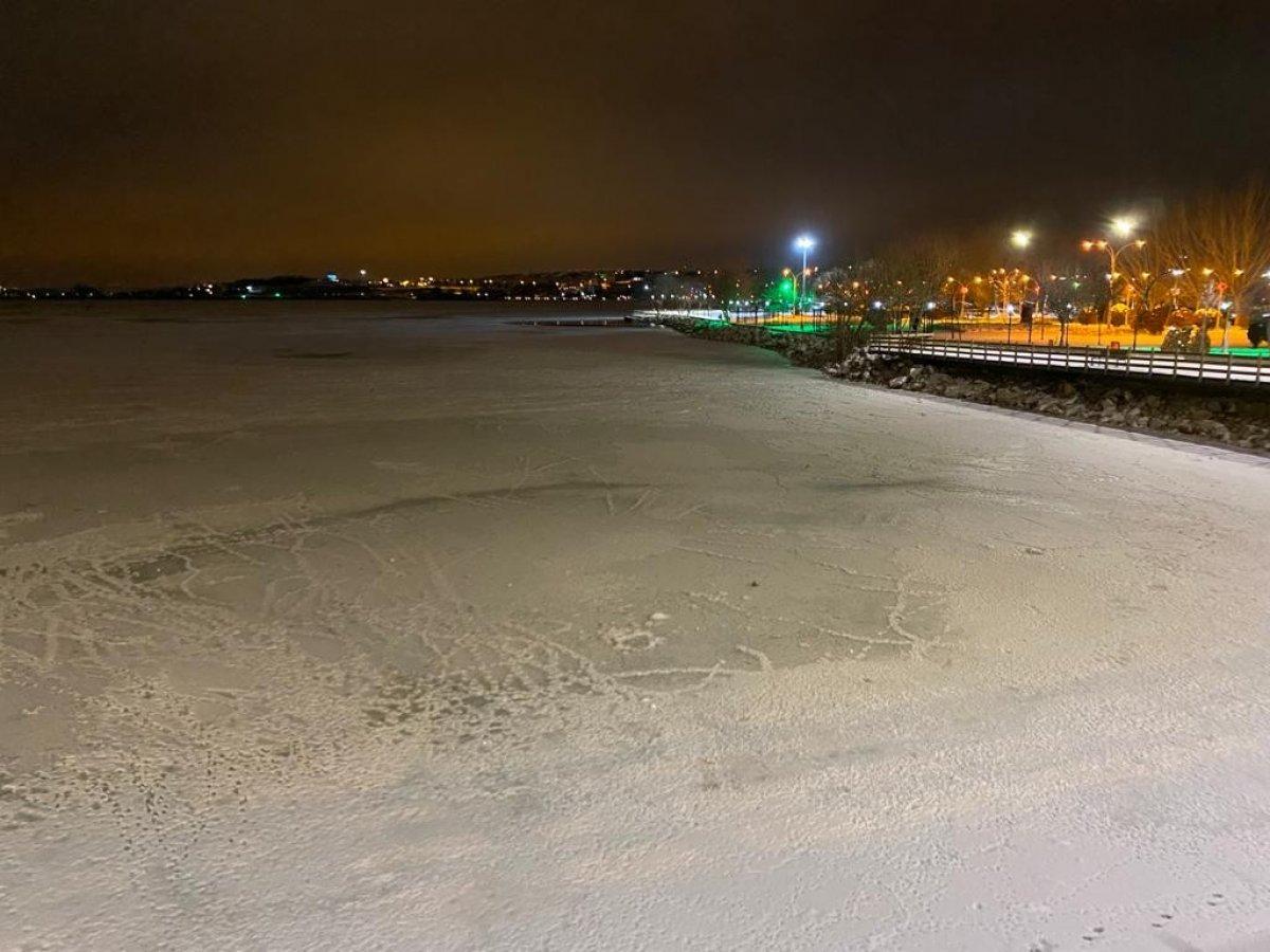 Ankara'daki Kuğulu Park'ın fıskiyeleri dondu