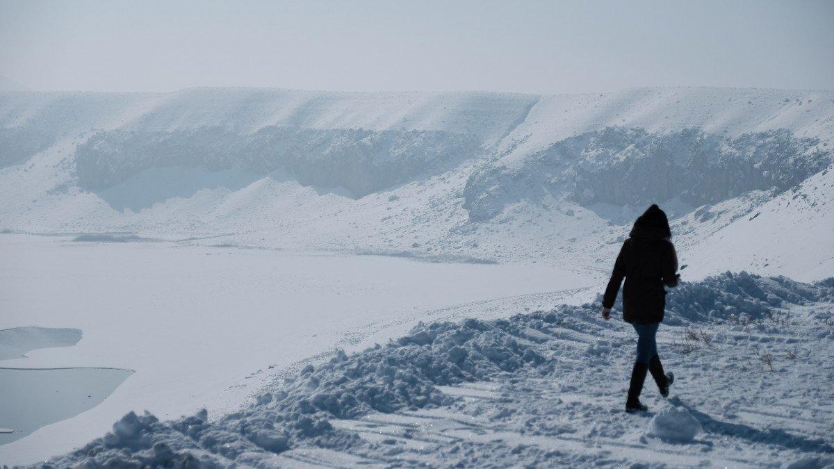 Konya’da, kuruyan Meke Gölü’ne kamyonlarla kar taşındı