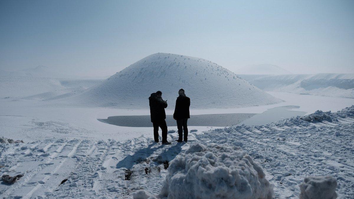 Konya’da, kuruyan Meke Gölü’ne kamyonlarla kar taşındı