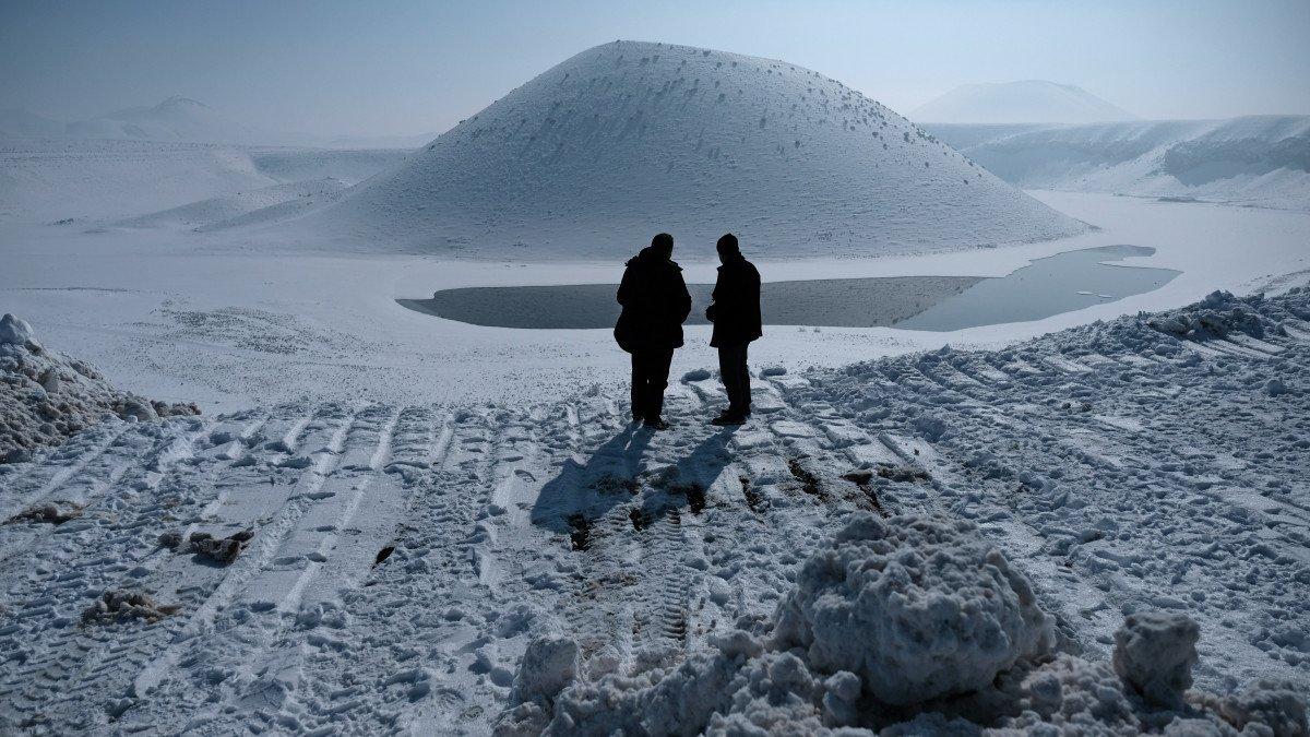 Konya’da, kuruyan Meke Gölü’ne kamyonlarla kar taşındı