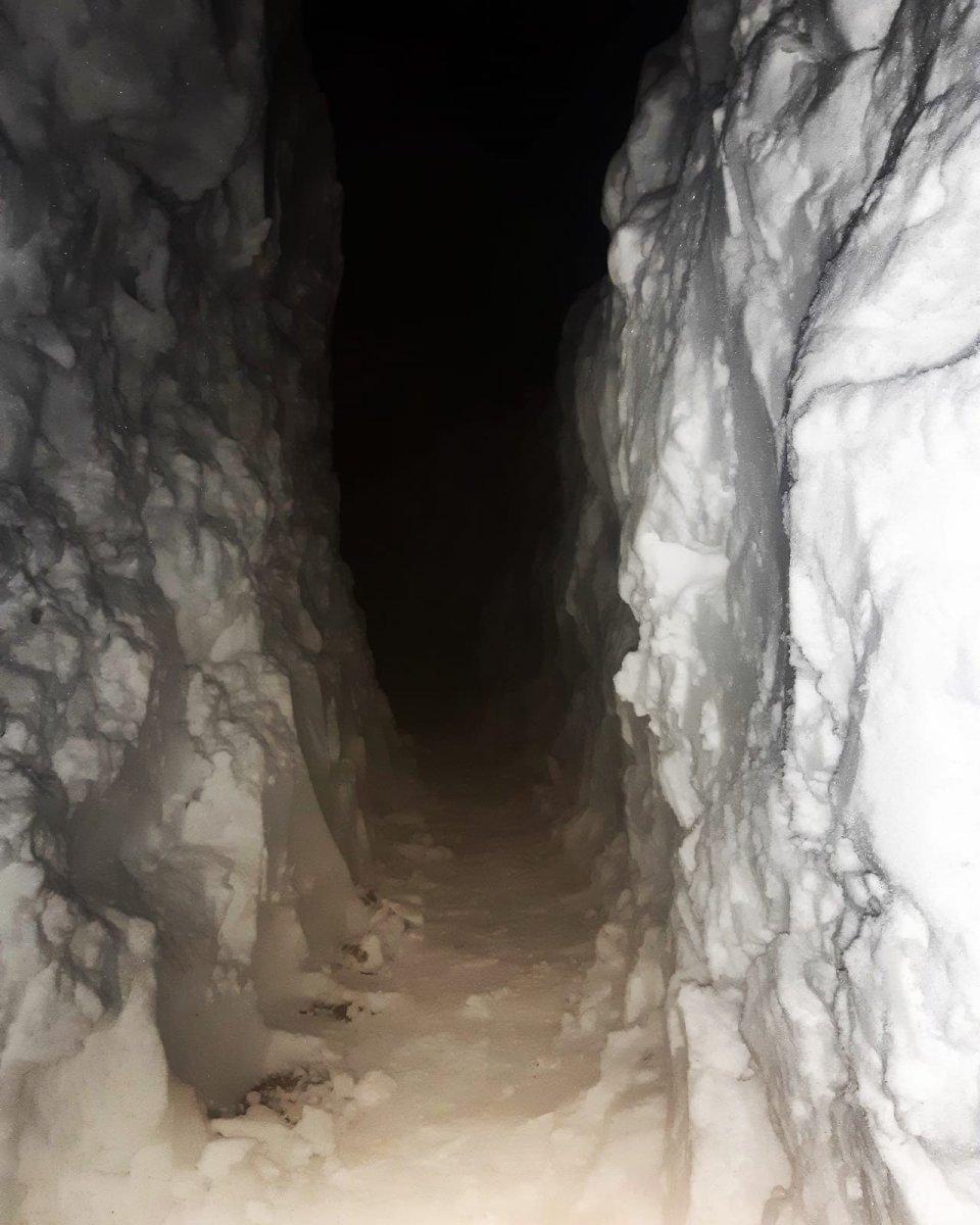 Elazığ'da kar 2 metre: Komşuya gitmek için tünel kazdılar