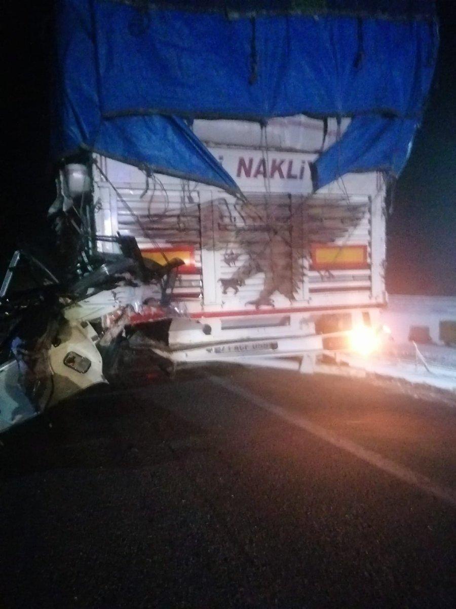 Yozgat'ta otomobil ile çekici kaza yaptı: 3 ölü 2 yaralı