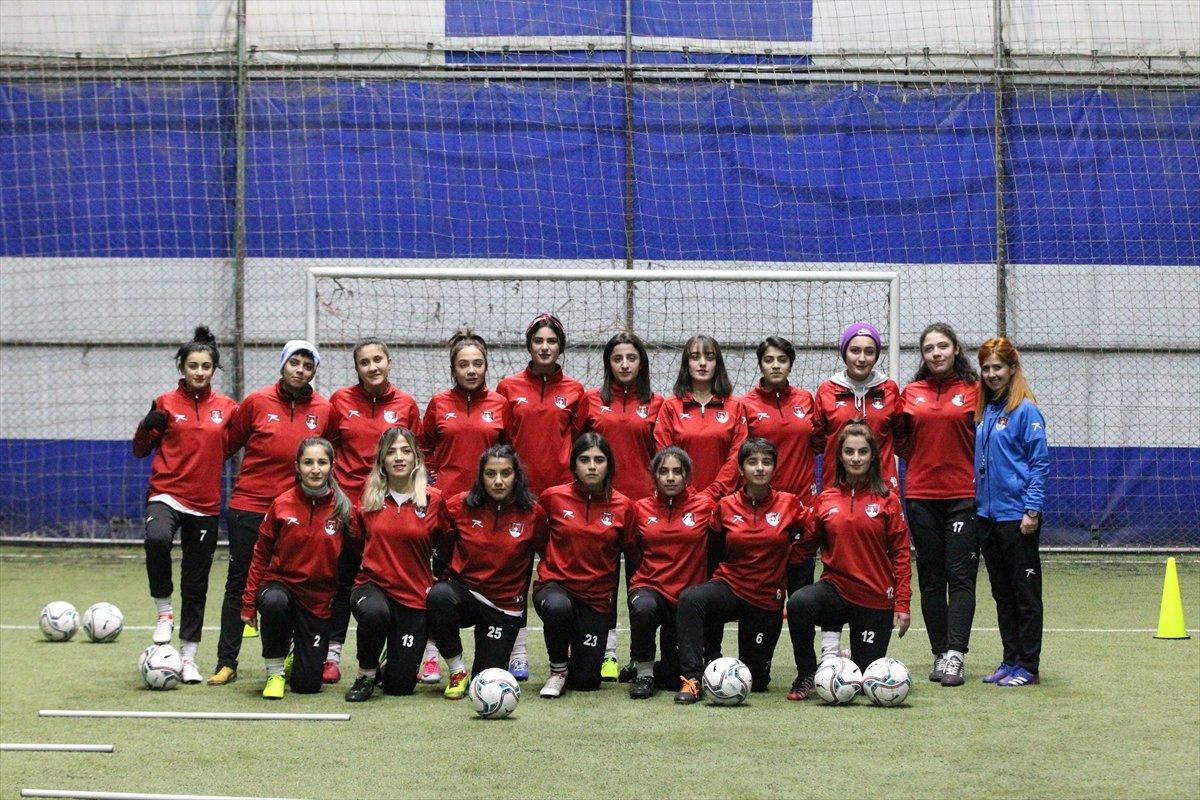 Vanlı kadın futbolcular profesyonel oldu