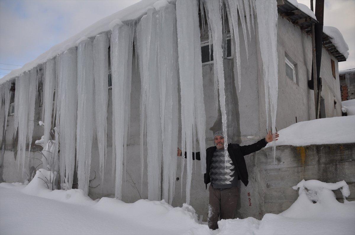 Bolu'da 3 metrelik buz sarkıtları oluştu