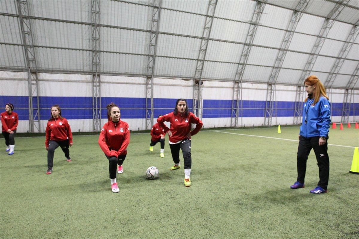 Vanlı kadın futbolcular profesyonel oldu