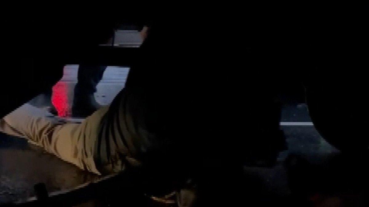 Fatih’te, sarhoşken kamyonun altına girip yattı