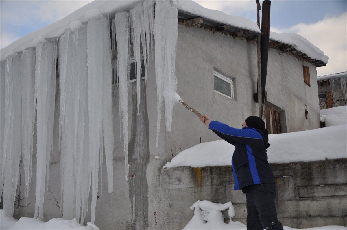 Bolu'da 3 metrelik buz sarkıtları oluştu
