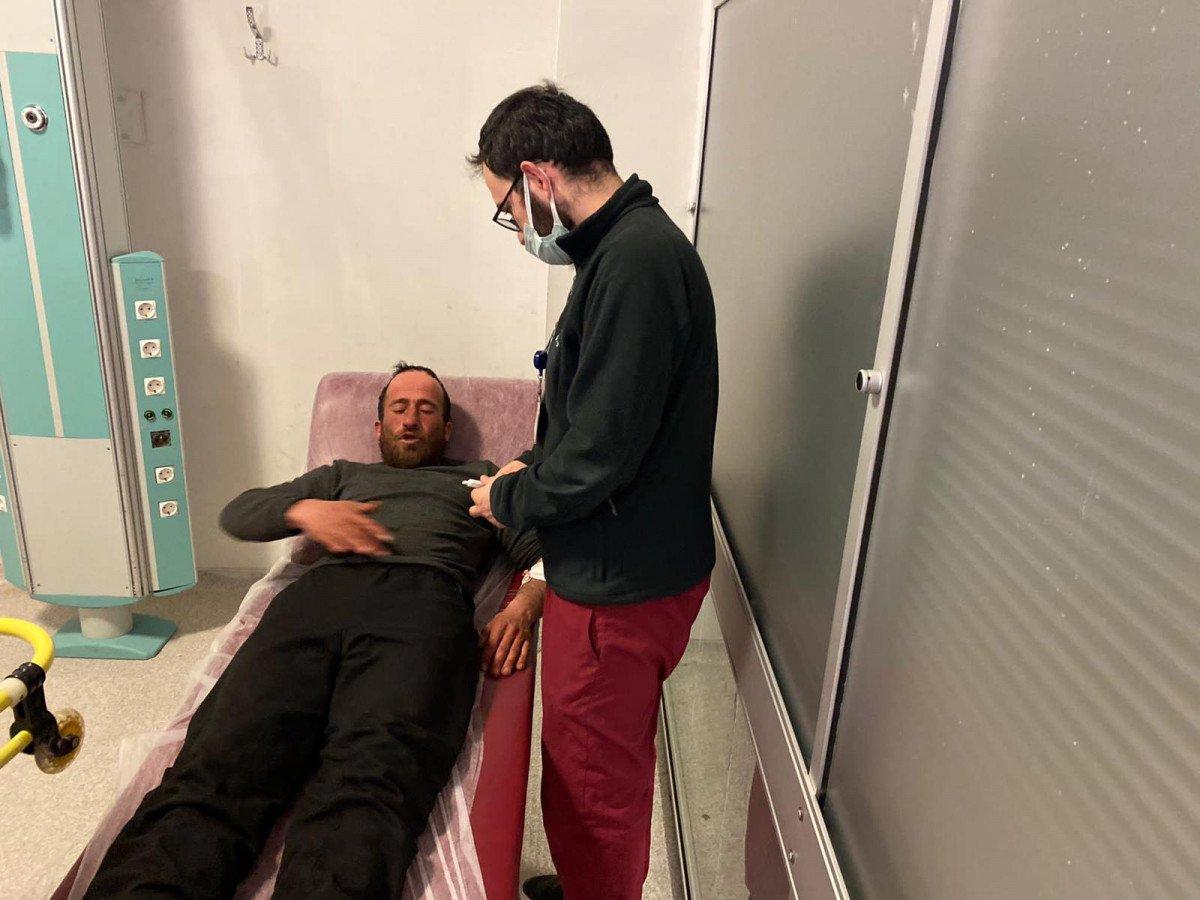 Van'da hastaya almaya giden ekiplerin kar seferberliği