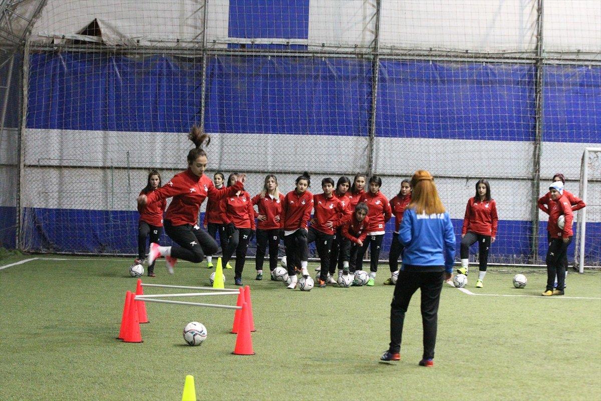 Vanlı kadın futbolcular profesyonel oldu