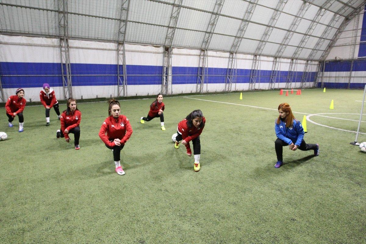 Vanlı kadın futbolcular profesyonel oldu