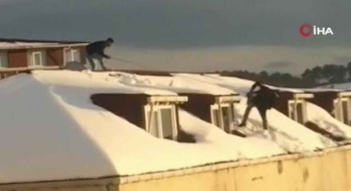 Arnavutköy'de tehlike saçan kar temizliği kamerada