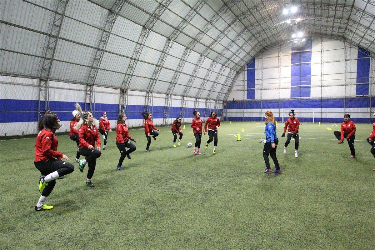 Vanlı kadın futbolcular profesyonel oldu