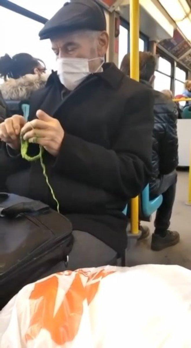 Bursa'da otobüse binen yaşlı amca örgü ördü