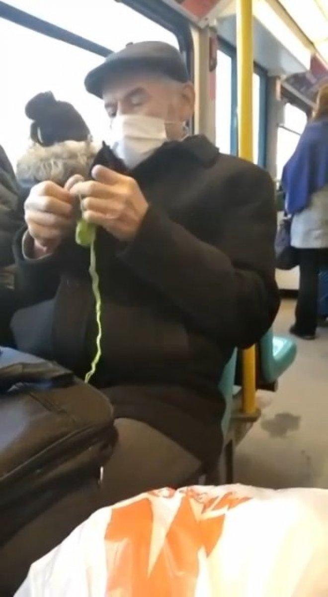 Bursa'da otobüse binen yaşlı amca örgü ördü