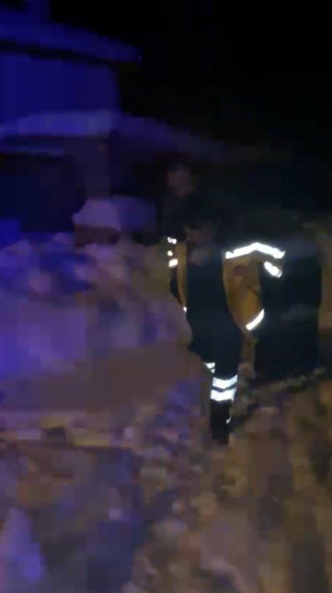 Çorum’da, sağlık çalışanı hastayı sırtında taşıdı