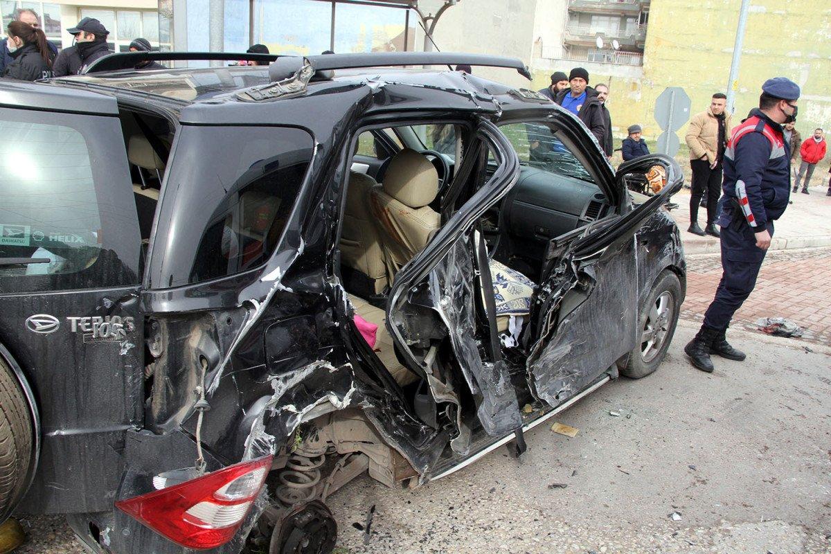 Manisa’da cenaze dönüşü kaza: 3 yaralı