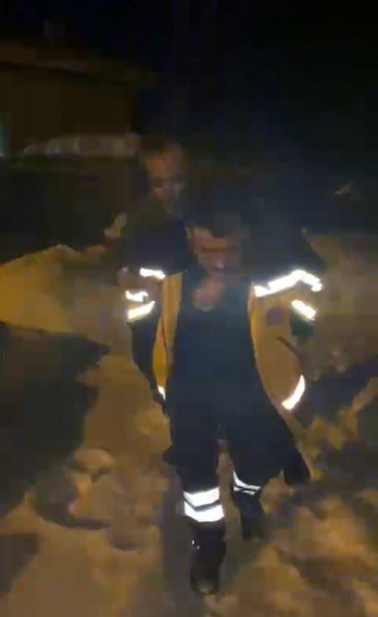 Çorum’da, sağlık çalışanı hastayı sırtında taşıdı