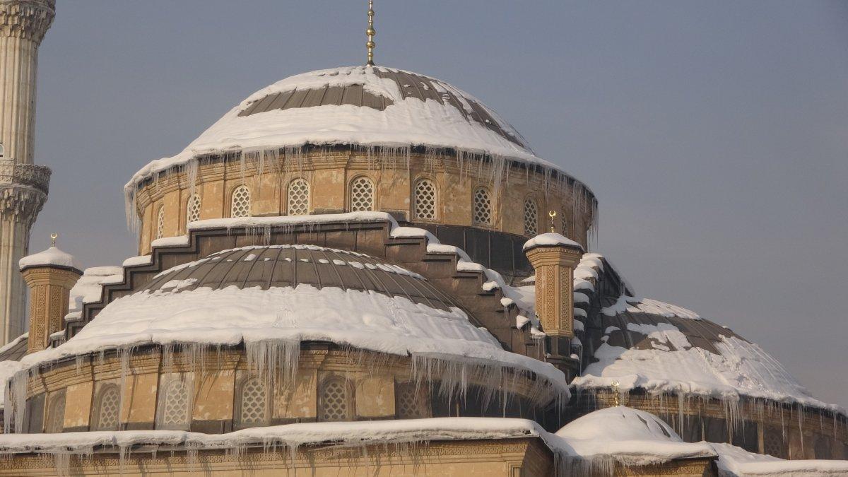 Yüksekova, kar yağışının ardından görüntülendi