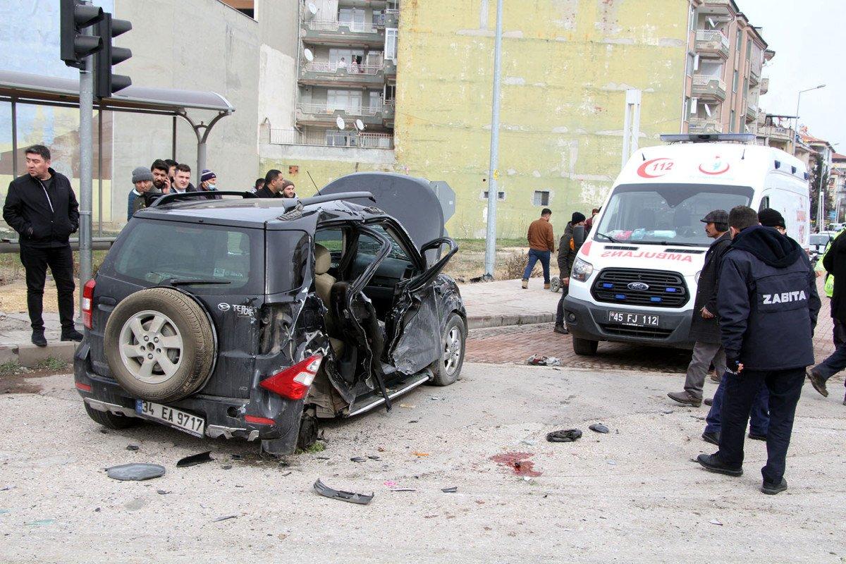 Manisa’da cenaze dönüşü kaza: 3 yaralı