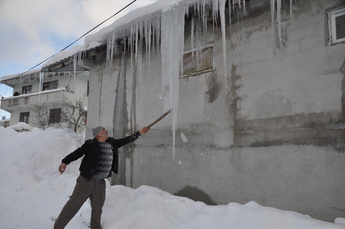 Bolu'da 3 metrelik buz sarkıtları oluştu