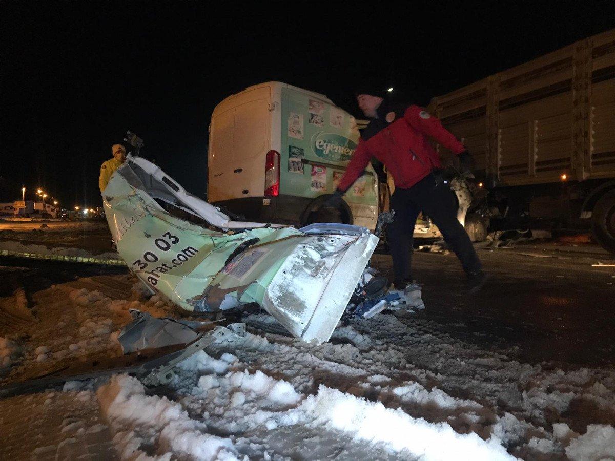 Sakarya’da panelvan araç tıra çarptı: 2 yaralı
