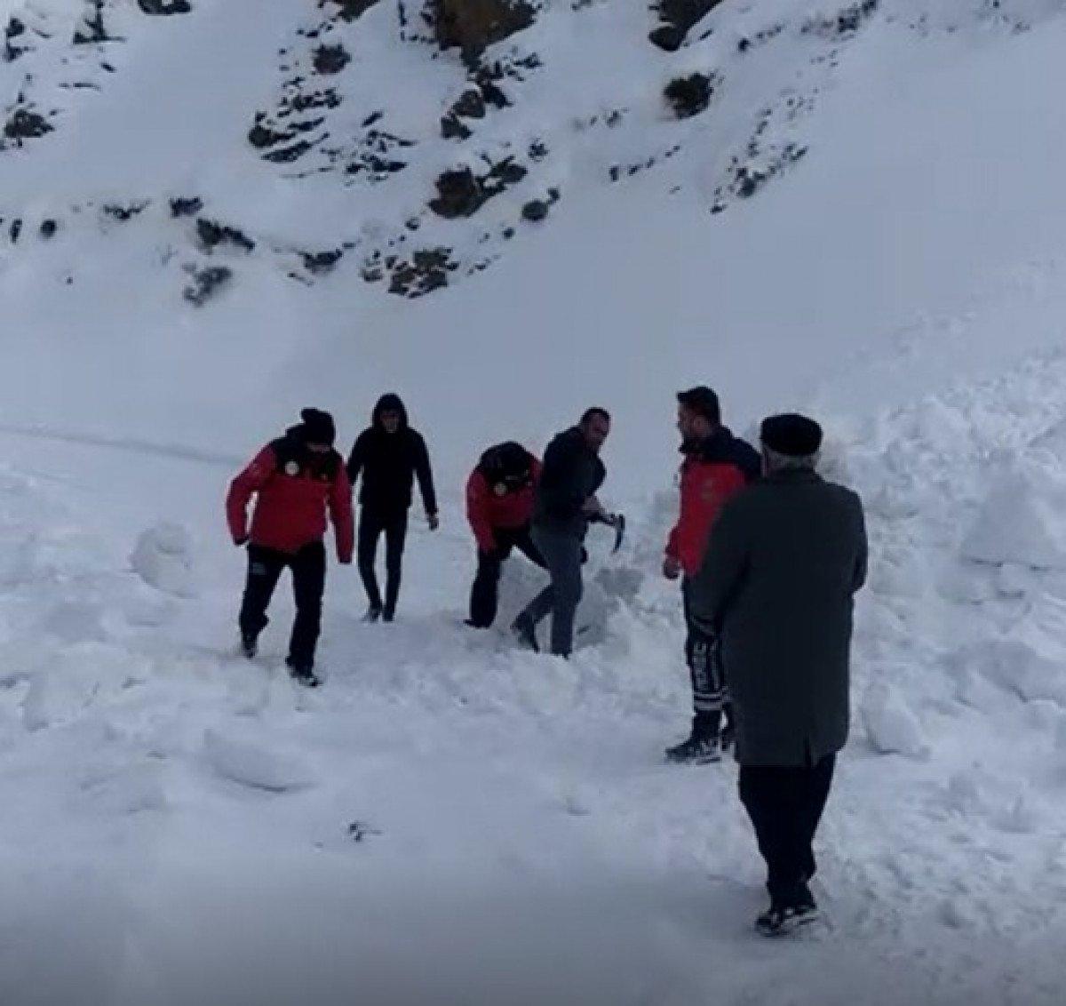 Van'da hastaya almaya giden ekiplerin kar seferberliği