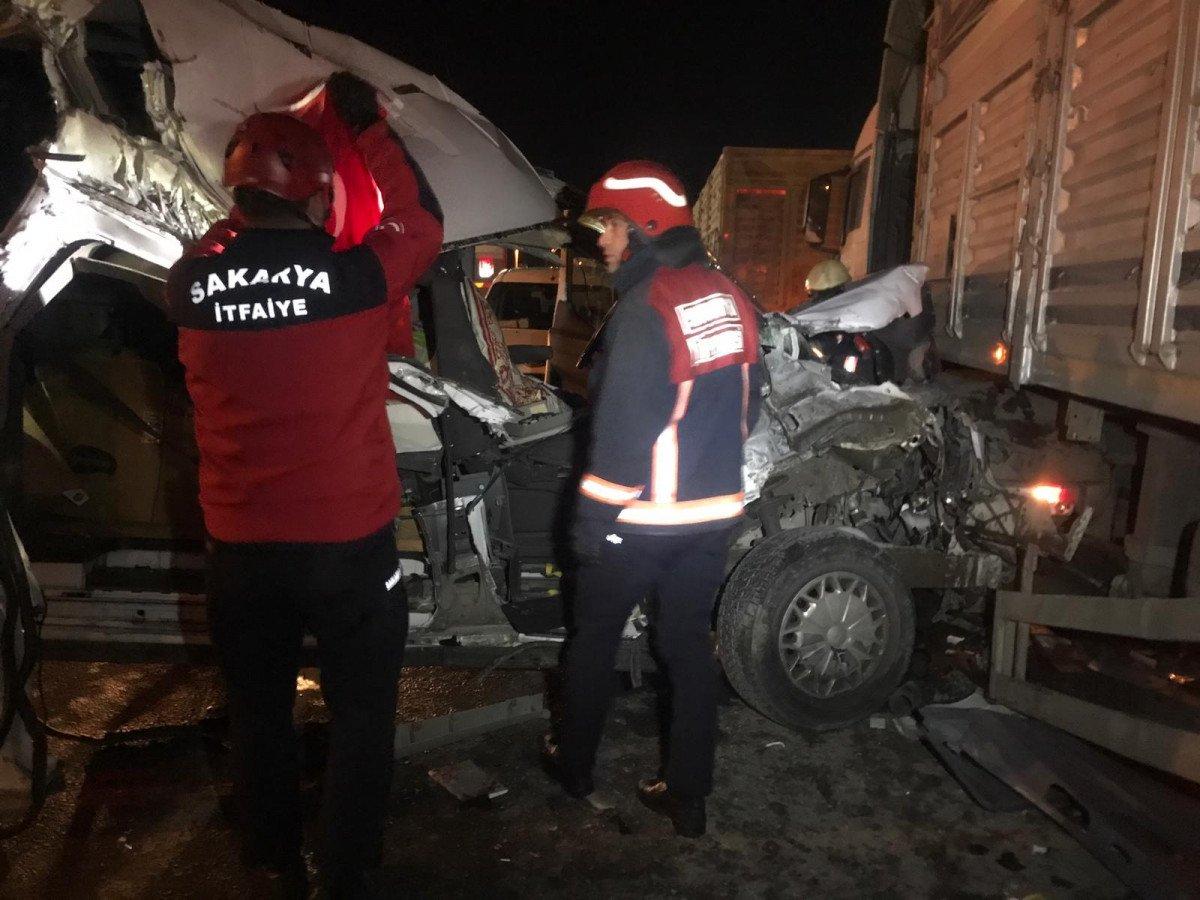 Sakarya’da panelvan araç tıra çarptı: 2 yaralı