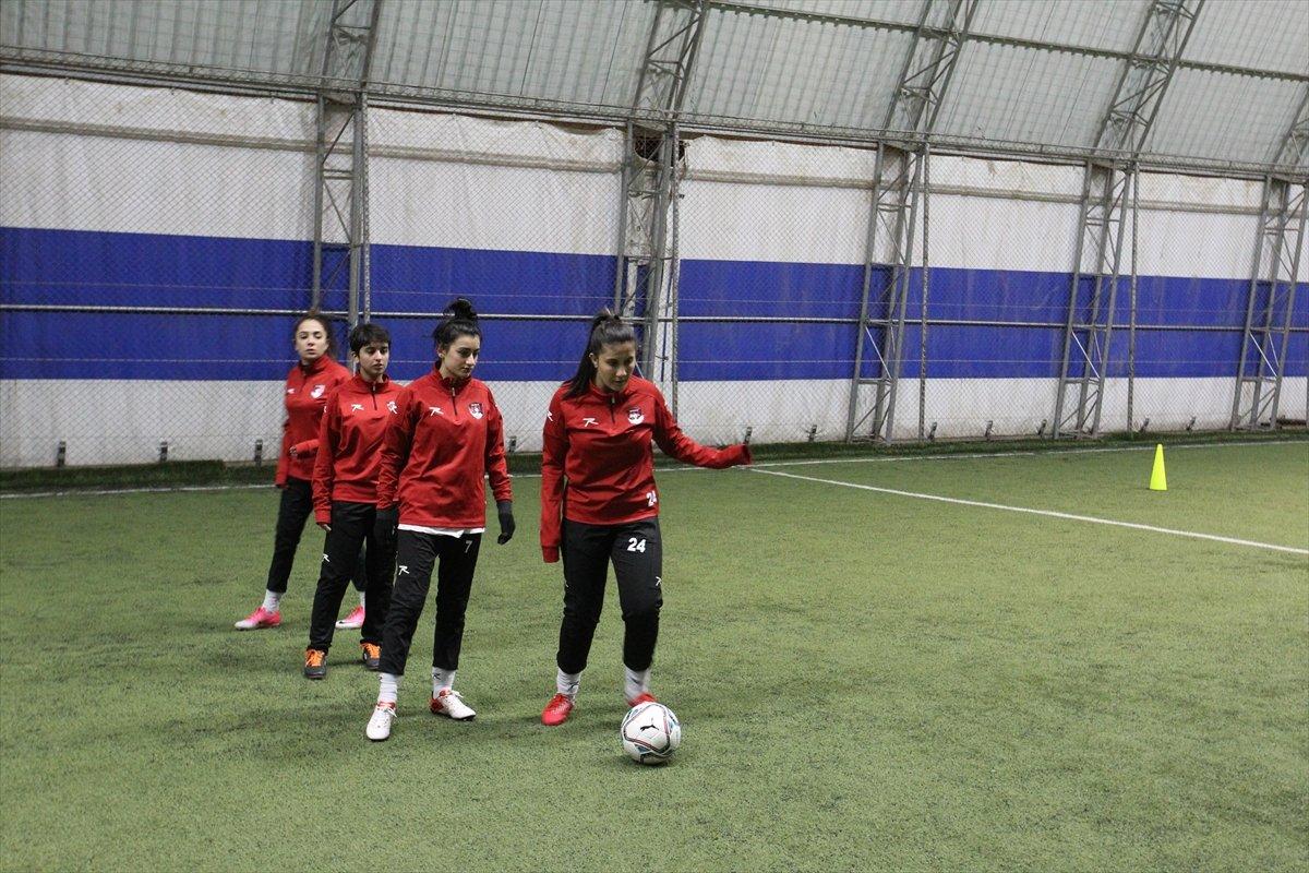 Vanlı kadın futbolcular profesyonel oldu