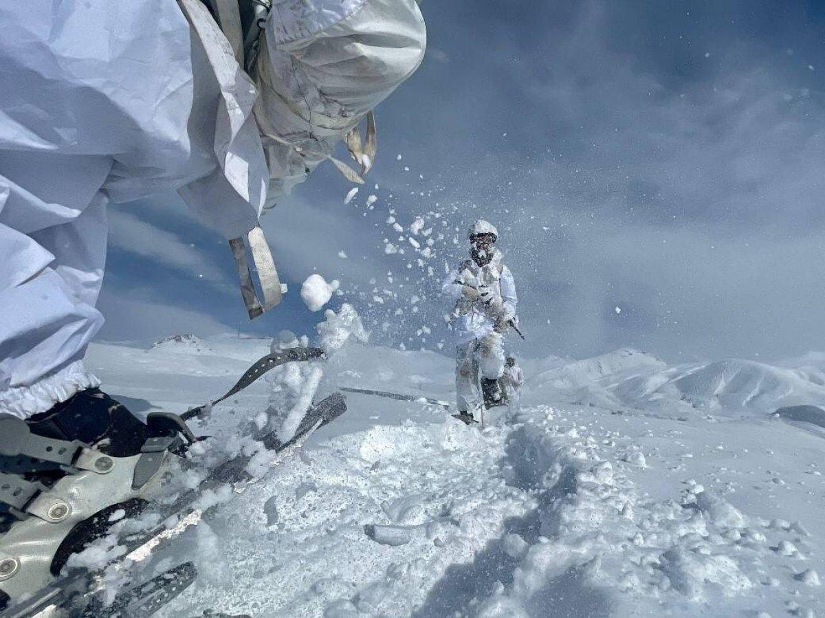 Karlı zirvelerde zorlu vatan nöbeti