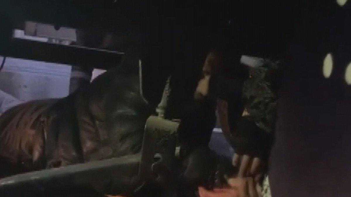 Fatih’te, sarhoşken kamyonun altına girip yattı