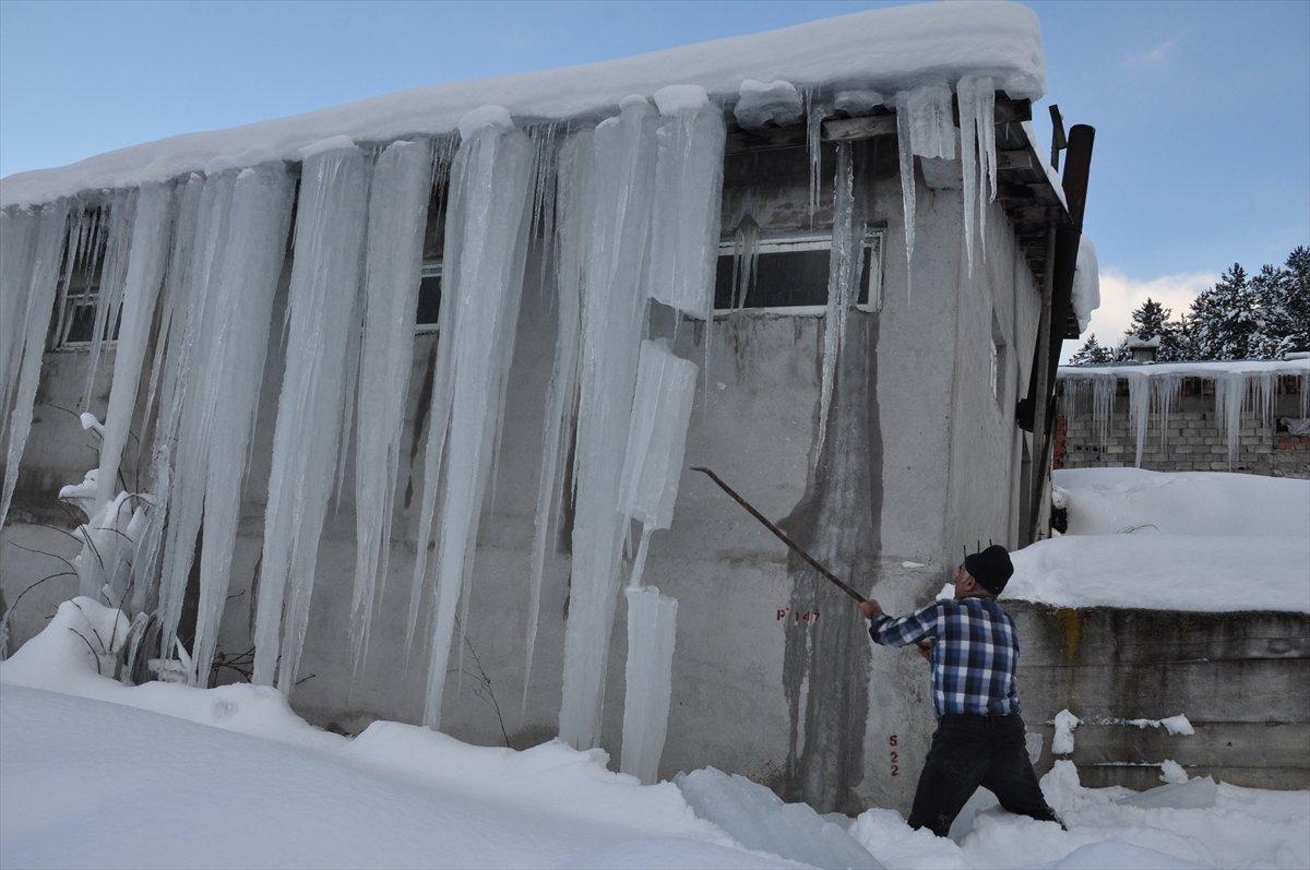 Bolu'da 3 metrelik buz sarkıtları oluştu