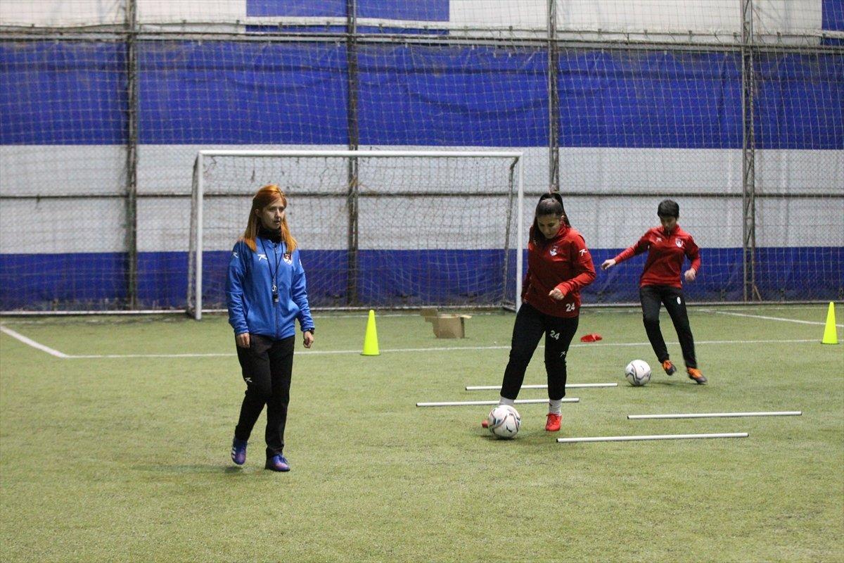 Vanlı kadın futbolcular profesyonel oldu