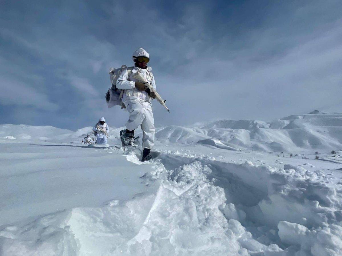 Karlı zirvelerde zorlu vatan nöbeti