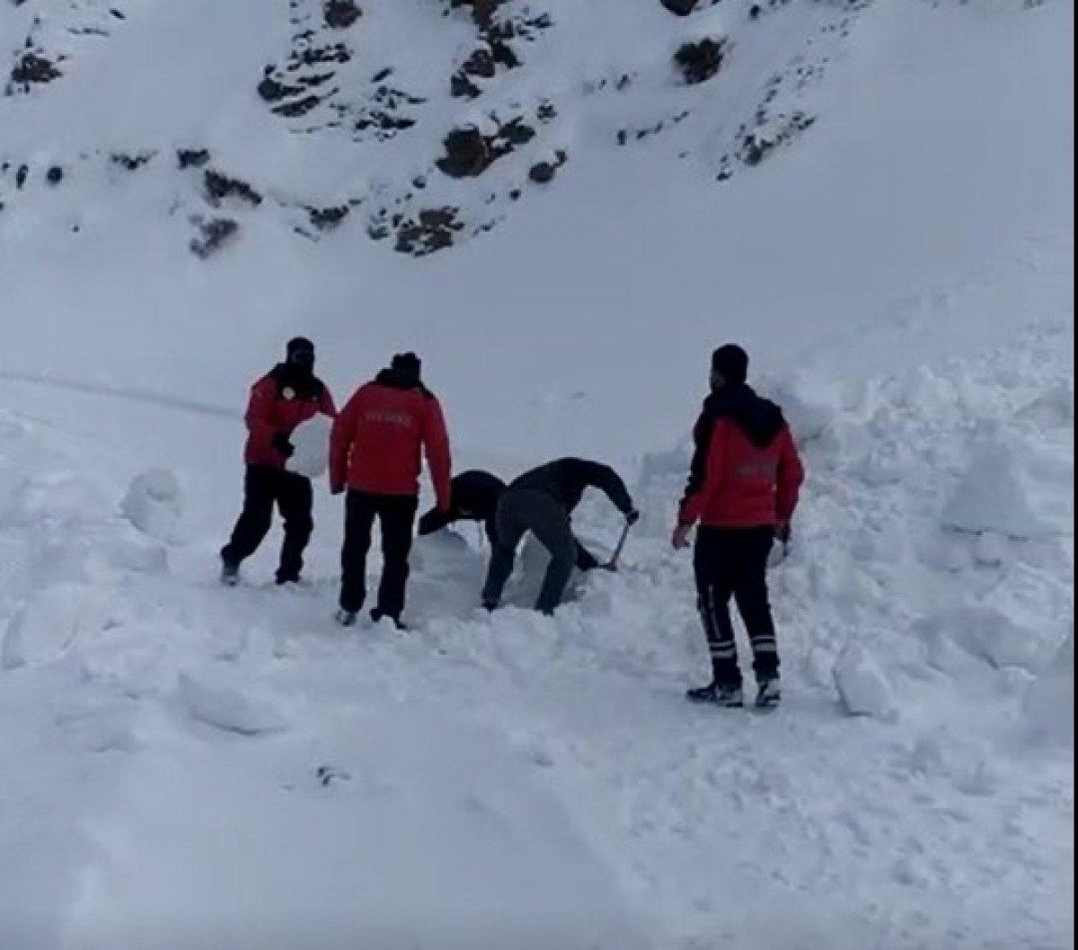 Van'da hastaya almaya giden ekiplerin kar seferberliği