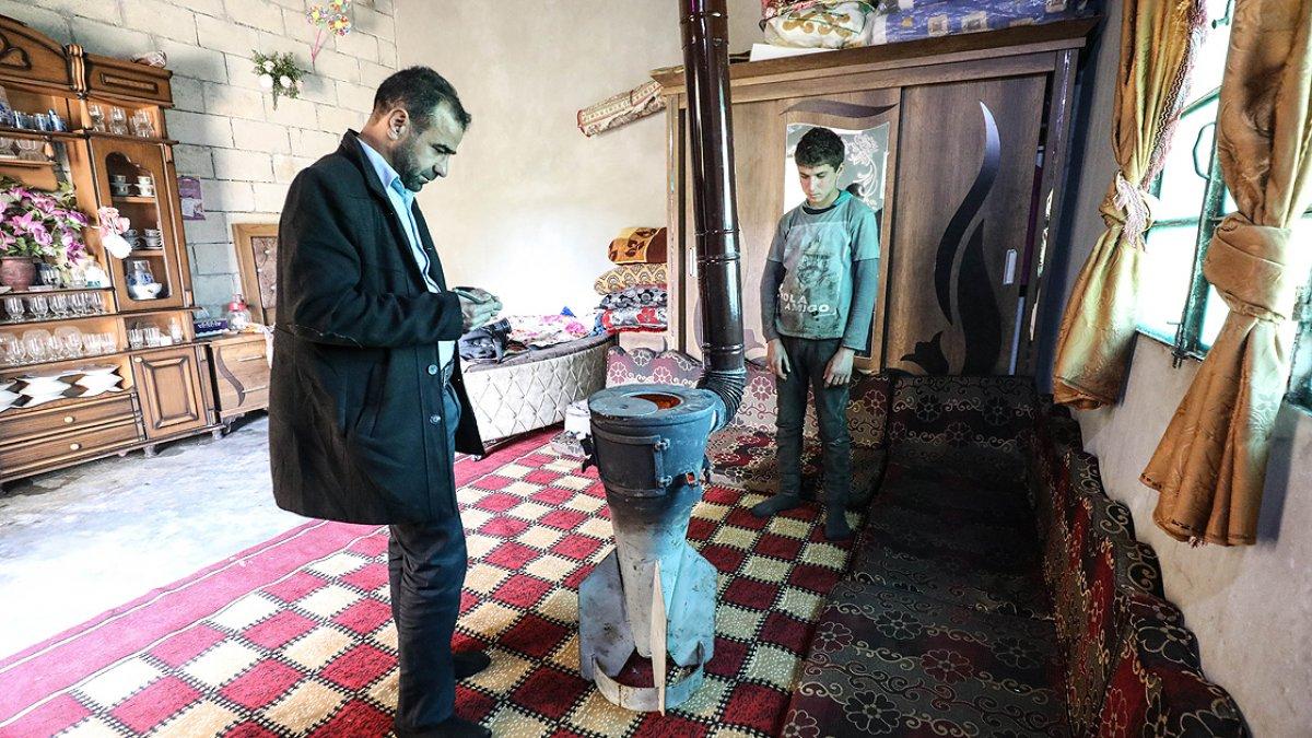 İdlibli Osman, evine düşen roketin kalıntısından soba yaptı