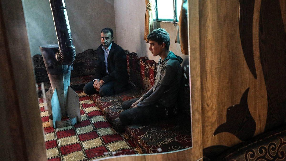 İdlibli Osman, evine düşen roketin kalıntısından soba yaptı