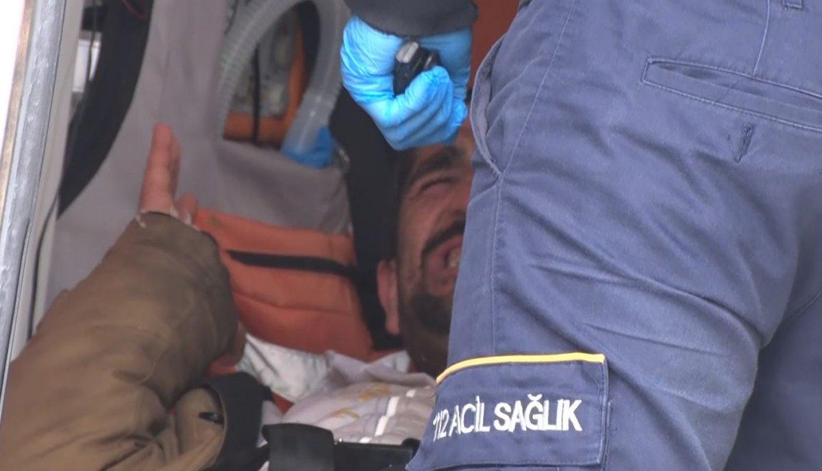 Antalya’da elbiseleriyle denize girdi, kafasını defalarca yere vurdu