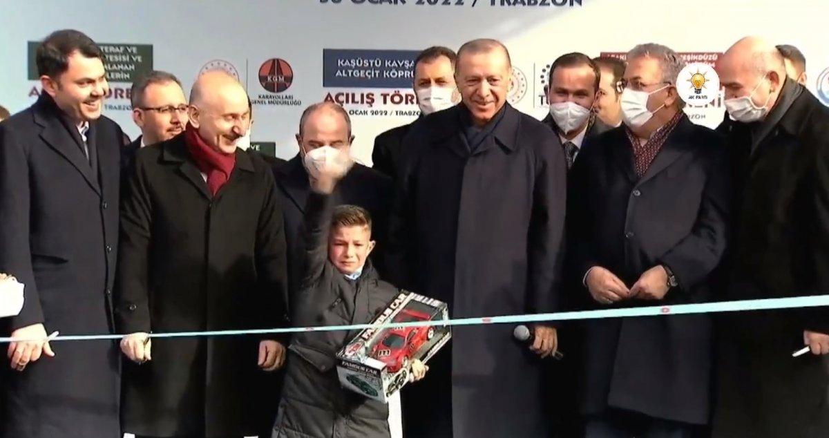 Trabzon mitinginde Cumhurbaşkanı'nın elinden mikrofonu alan çocuk