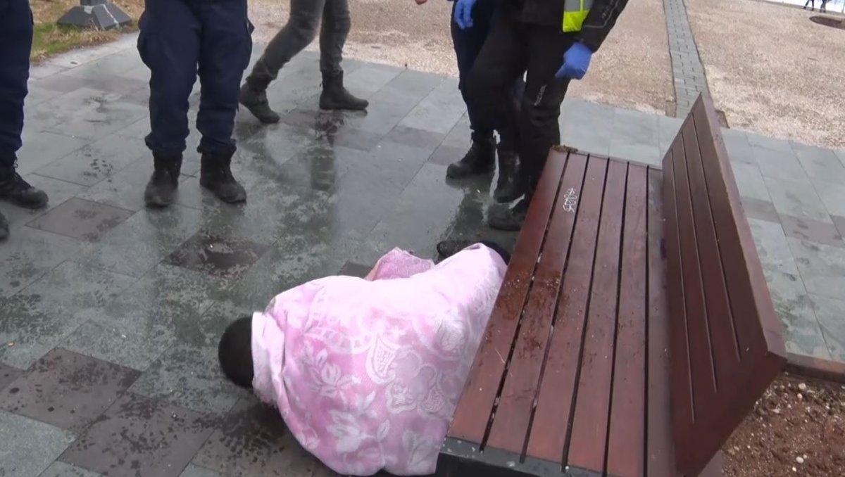 Antalya’da elbiseleriyle denize girdi, kafasını defalarca yere vurdu