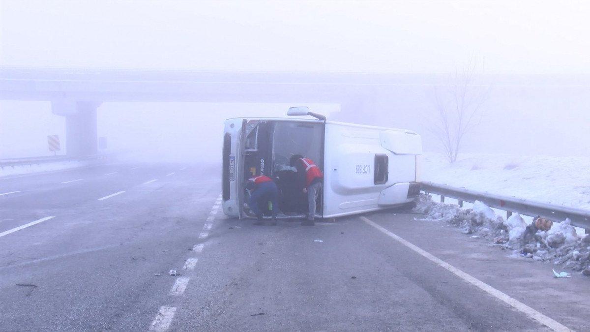 Çatalca'da polis taşıyan servis devrildi: Yaralılar var