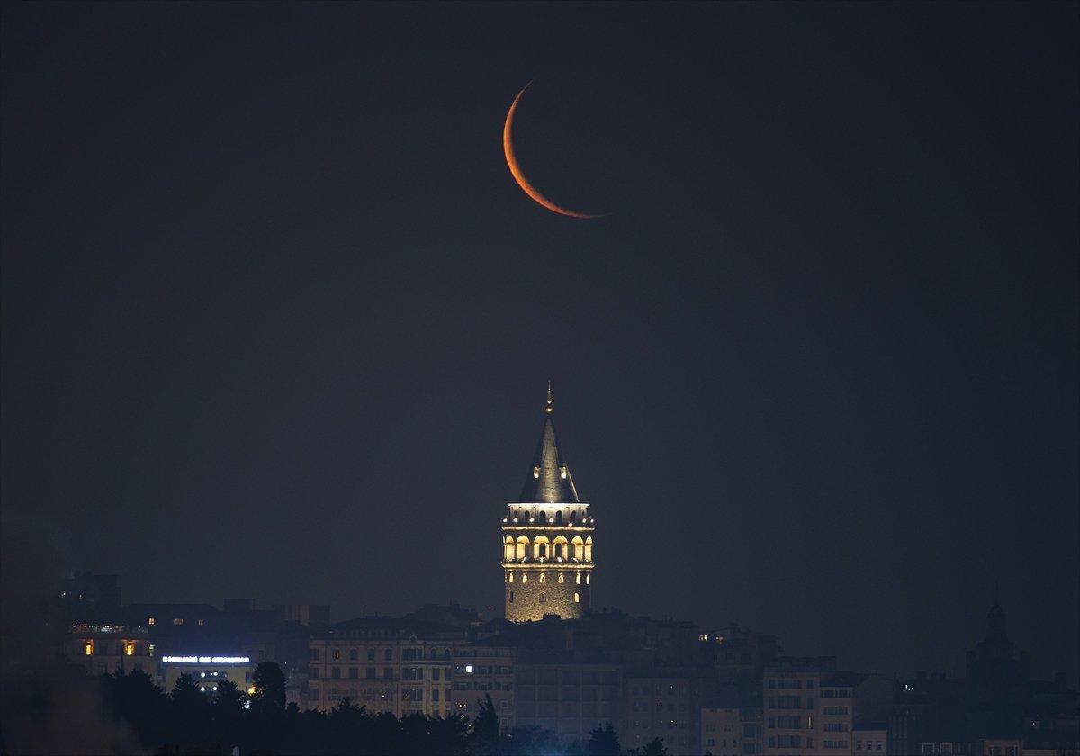 İstanbul'da hilal, Galata Kulesi'yle aynı karede