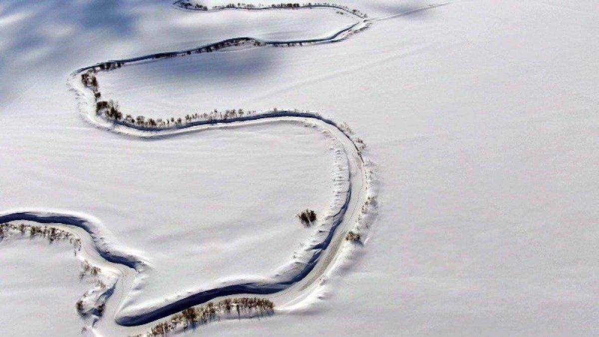 Hakkari'de menderesler, karlı manzarasıyla büyüledi